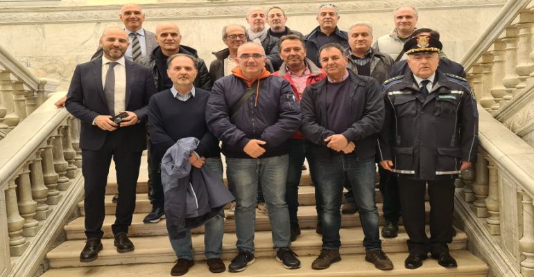 Il Direttore Generale Salvo Puccio, il Comandante della Polizzia Metropolitana di Messina Giovanni Giardina, il Dirigente al Personale Giorgio La Malfa e i 13 operatori esperti di vigilanza